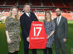 Футболисты «МЮ» перед вылетом в Ростов вступили в партнерские отношения с британскими геями