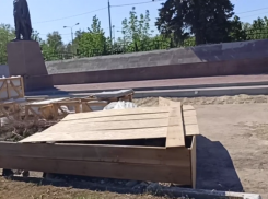 «Просто позор»: Мемориал Воинской славы в Морозовске не отреставрировали ко Дню Победы
