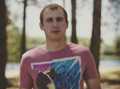 Молодой человек загадочно исчез после ночевки с другом в припаркованной на трассе машине под Ростовом