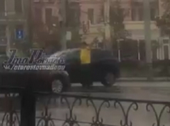 Смелый фанат ФК «Ростов» восхитил автомобилистов в центре города и попал на видео
