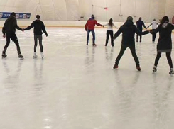 Пожарные обрадовали детей ледяным подарком в Ростовской области