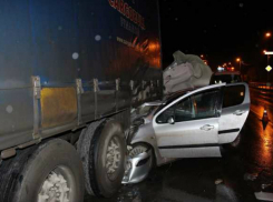 Водитель иномарки получил травмы, влетев под припаркованный КамАЗ на трассе под Ростовом