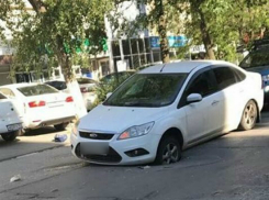 Люксовая иномарка попала в «дорожный капкан» в Ростове