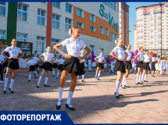 Белые банты и праздничные шарики: в Ростове прозвенел первый звонок