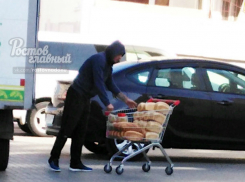 Рвотные массы подступили к горлу ростовчан, увидевших ароматный хлебушек в грязной тележке 