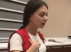 Веселая и неадекватная продавщица автозаправки не смогла дать сдачу в Ростове