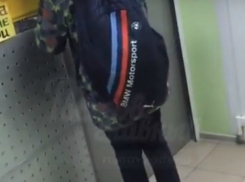 Снабжающий 10-летних школьников сигаретами «добрый» ларек попал на видео в Ростове