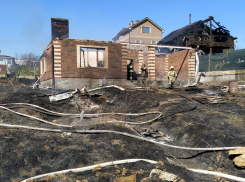 В Ростове дачник сжег соседский дом и баню