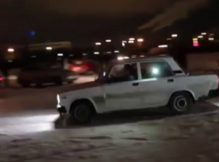 Экстремальный дрифт молодых людей на крышах авто под Ростовом попал на видео