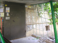 Погибнуть под обломками аварийного козырька подъезда боятся жильцы многоэтажки в Ростове