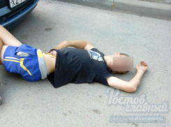 Лежащий посреди улицы подергивающийся наркоман шокировал прохожих в Ростове