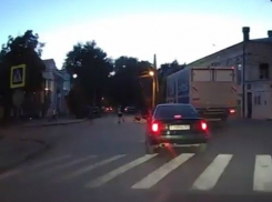 Выскочившие под колеса автомобилей «сумасшедшие» мамы с колясками под Ростовом попали на видео