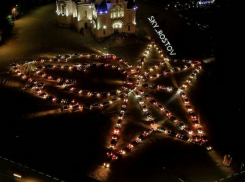 Удивительную огромную фигуру Вечного огня построили из «светящихся» автомобилей жители Ростовской области