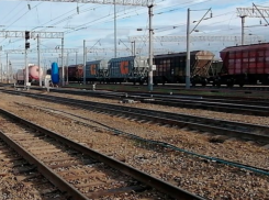 Женщина пострадала под колесами грузового поезда в Ростовской области