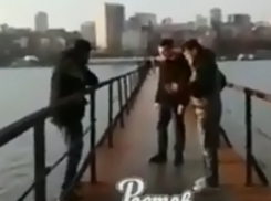 Мост в Ростове намазали солидолом, но люди продолжают по нему ходить