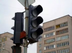 Опасную зебру возле школы в Ростове «украсили» неработающим светофором