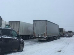 Буксующие на льду фуры полностью заблокировали трассу в Ростовской области
