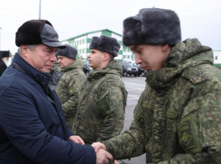 Голубев увеличил выплаты контрактникам с 200 до 500 тысяч рублей