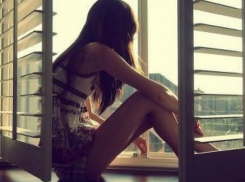 Девушка выпала из окна шестого этажа на глазах у своего шокированного любовника в Ростове