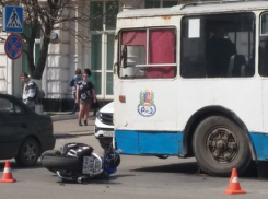  Водители мотоцикла и троллейбуса не поделили дорогу в центре Ростова