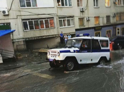 Полицейский автомобиль провалился в яму на Закруткина