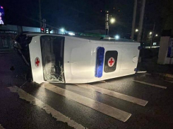 В Ростове машина скорой помощи с беременной внутри перевернулась после ДТП