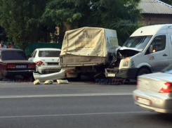 Микроавтобус «не заметил» грузовик и протаранил его в центре Ростова