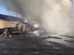 На территории завода с нефтепродуктами в Новошахтинске произошел пожар
