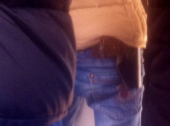 Мужчину с пистолетом в пассажирском автобусе высмеяли жители Ростова