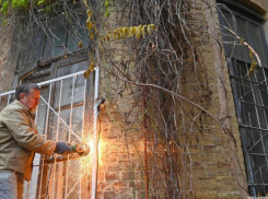 В Ростове активисты закрыли разбитое окно в доме Красса, чтобы остановить вандалов