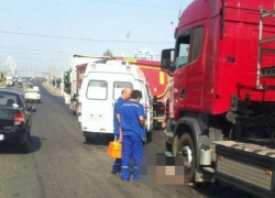 Перебегавшая дорогу в неположенном месте женщина угодила под колеса фуры в Ростовской области