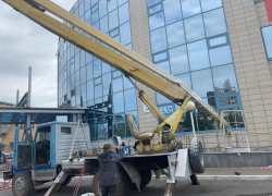 В Ростове рабочий при мытье окон упал с высоты 14 метров