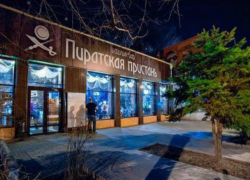Массовую драку из-за официантки устроили посетители кафе «Пиратская пристань» под Ростовом