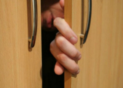 Наблюдать из запертого шкафа за ограблением своей квартиры пришлось жительнице Ростовской области