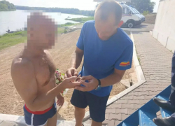 В Ростовской области мужчина зацепился рукой за рыболовный крючок и застрял у буйков