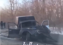 Упала в кювет и перевернулась: в лобовом столкновении под Ростовом легковушку опрокинуло на крышу 