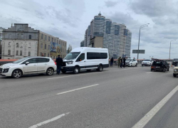Три человека пострадало в массовом ДТП на мосту Сиверса в Ростове 11 апреля