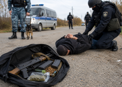 Под Ростовом задержали мужчину, выбросившего сумку с автоматом и патронами