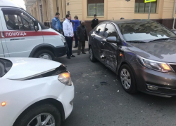 Мощный удар в голову во время ДТП получила молодая девушка в Ростове