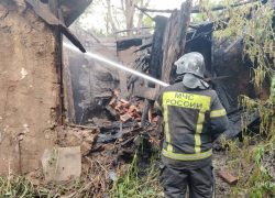 В центре Ростова сгорело заброшенное здание