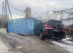 Пьяный водитель без прав на внедорожнике влетел в трансформаторную будку в Ростове