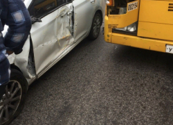Пассажирский автобус смачно поцеловал иномарку в бок у здания РИИЖТа в Ростове