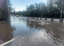 Скорая помощь застряла в огромной луже на Стадионной — ростовчане сами прочистили ливневку