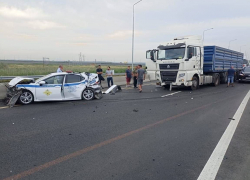 В Ростовской области патрульная машина ДПС попала под грузовик