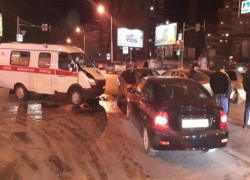 Крупная авария с участием скорой помощи произошла в Ростове