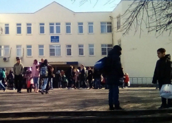В Ростове из-за сообщений о взрывных устройствах эвакуировали несколько школ