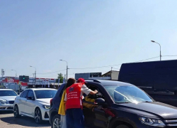 В Ростовской области волонтёры помогают водителям в очередях на заправках
