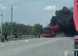 Под Ростовом на Сальском кольце загорелся двухэтажный автобус