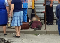 В Ростове у Центрального рынка умерла пожилая женщина