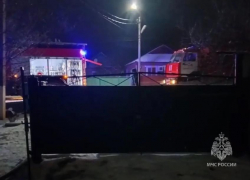 Пожар в Семикаракорске: 75-летнюю пенсионерку госпитализировали с отравлением дымом